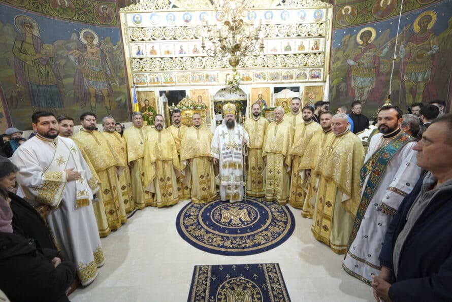 PS Paisie Sinaitul a sfințit altarul exterior al unei parohii ilfovene: Este o prelungire vie a spațiului sacru